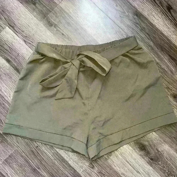 Woman's Shorts - Picture 1 of 3